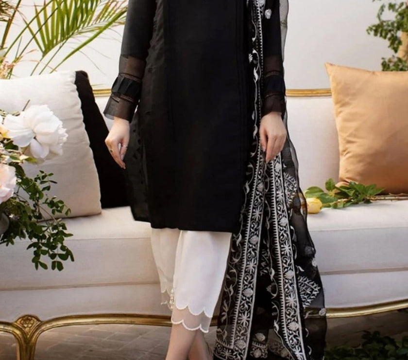 Grace S549-Embroidered 3pc Lawn dress with Embroidered organza dupatta.