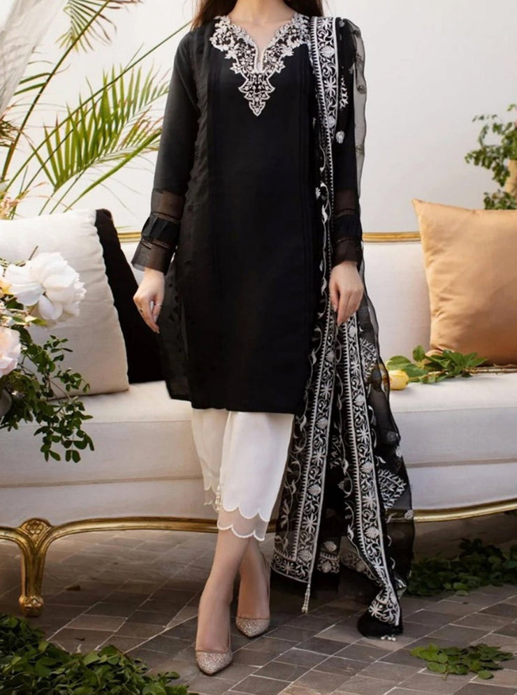 Grace S549-Embroidered 3pc Lawn dress with Embroidered organza dupatta.