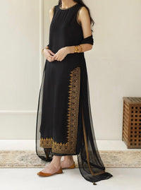 Grace S603-Embroidered 3pc lawn dress with embroidered chiffon dupatta.