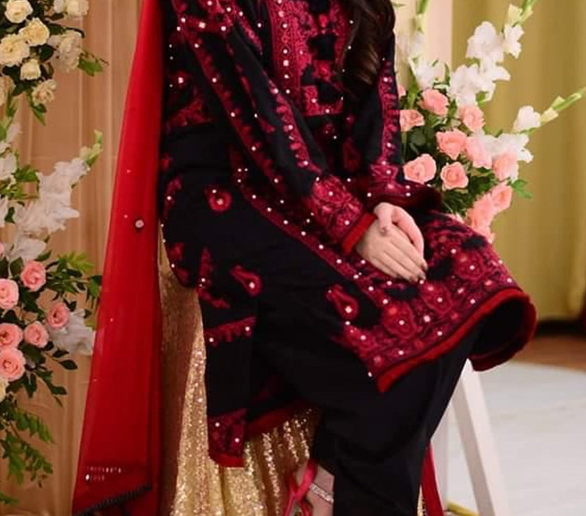 Asim Jofa L-Embroidered 3pc linen dress with embroidered chiffon dupatta.